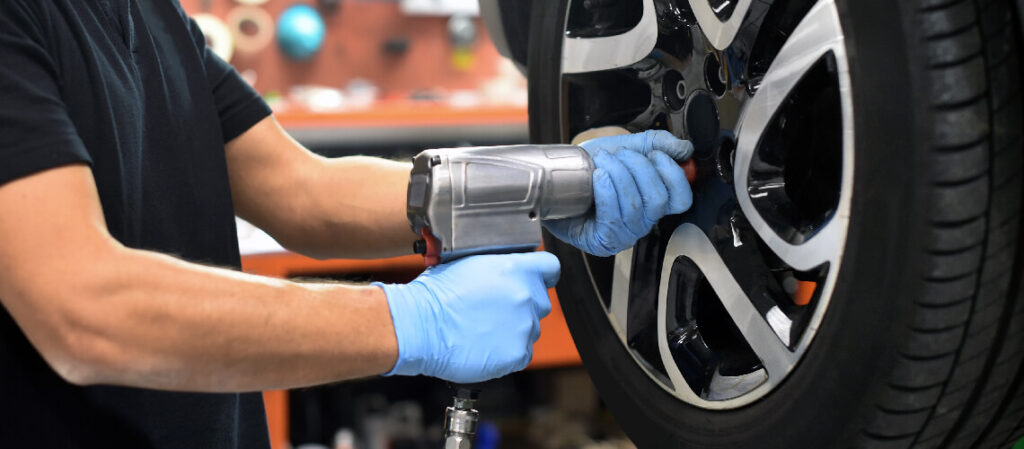 Professionelle Reifenmontage in Illnau-Effretikon – Techniker montiert Alufelge bei SwissCarMarket