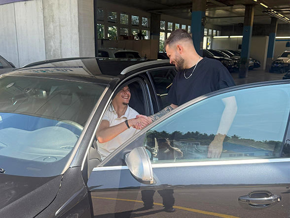 Zufriedener Kunde beim Auto kaufen gebraucht in der Schweiz bei SwissCarMarket
