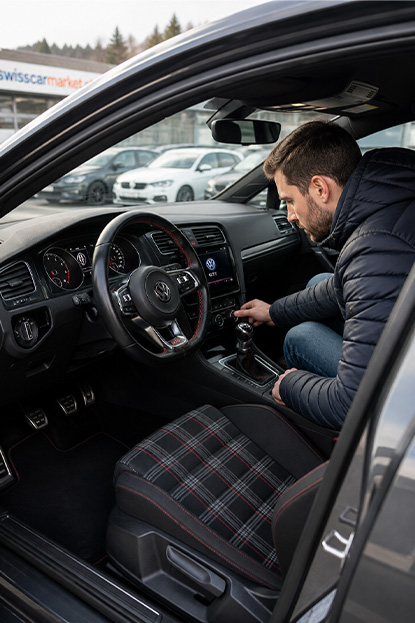Client überprüft den Innenraum eines VW Golf GTI und entdeckt eine überraschend hochwertige Occasion unter 20000 CHF bei SwissCarMarket